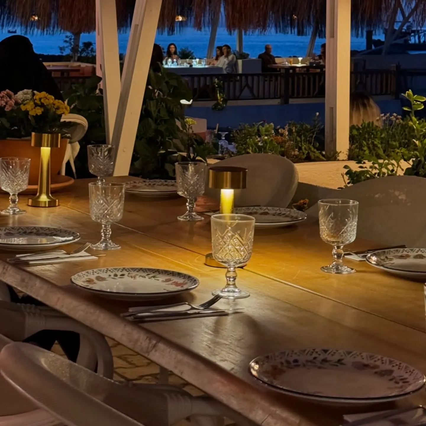 Restaurant’ın sahildeki terası, akşam ışıkları